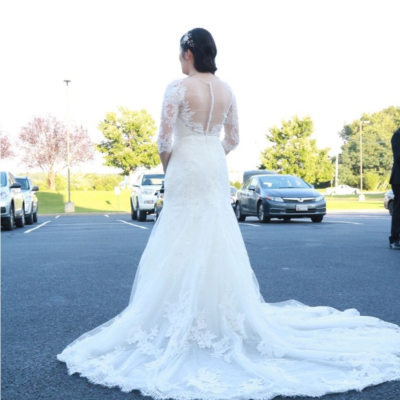 Beautiful dress, off white color - Picture 1 of 4